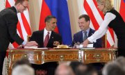 The presidents of Russia and the US at the time, Dmitry Medvedev and Barack Obama, at the signing of the New Start treaty in April 2010. (© picture alliance / adpa / Chirikov)