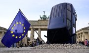 Berlin'deki Greenpeace eylemi: Enerji yoğun üretim süreçleri dolayısıyla, e-yakıtların iklim dengesine olumlu bir etkisinin olup olmadığı sorgulanıyor. (© picture-alliance/AA / Abdulhamid Hosbas)