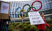 Rus sporcuların müsabakalara kabulüne karşı 25 Mart'ta Lozan'da gerçekleştirilen protesto. (© picture alliance/EPA/JEAN-CHRISTOPHE BOTT)