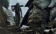 Ukrainian soldier in Bakhmut. (© picture-alliance/ASSOCIATED PRESS / LIBKOS)