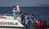 Muhtemelen geri itmelerle Yunanistan’dan gönderilerek ülkeye ulaşan sığınmacılarla ilgilenen Türk Sahil Güvenliği. (© picture alliance/EPA-EFE/ERDEM SAHIN)
