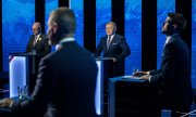 Robert Fico (2. v.r.) und Michal Šimečka (r.) mit weiteren Kandidaten bei einer TV-Debatte.(© picture-alliance/EPA / JAKUB GAVLAK)