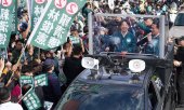 Lai Ching-te pendant la campagne, à gauche dans le véhicule. (© picture alliance / ASSOCIATED PRESS / Ichito Ohara)