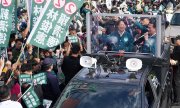 Kandidat Lai, im Auto links, während des Wahlkampfs. (© picture alliance / ASSOCIATED PRESS / Ichito Ohara)
