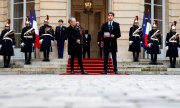 Gabriel Attal, hier rechts mit seiner Vorgängerin Elisabeth Borne bei der Amtsübergabe, ist der vierte Premier, den Macron seit 2017 ernannt hat. (© picture alliance / ASSOCIATED PRESS  Ludovic Marin)