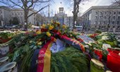 Grablichter, Fotos und Blumen vor der russischen Botschaft in Berlin. (© picture alliance/Joerg Carstensen)