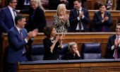 Premier Sánchez applaudiert nach der Abstimmung. (© picture alliance / ASSOCIATED PRESS / Manu Fernandez)