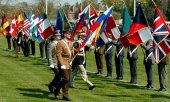 Les drapeaux des sept nouveaux venus rejoignent solennellement ceux des autres Etats membres, le 15 avril 2004. (© picture-alliance / dpa / Yves_Boucau)