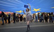 Pro-European demonstrators on 9 May in Bucharest. (© picture alliance / ASSOCIATED PRESS / Vadim Ghirda)
