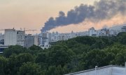 De la fumée s'élève au-dessus du bâtiment de la télévision d'Etat, à Téhéran, après une attaque israélienne. (© picture alliance/ASSOCIATED PRESS/Uncredited)