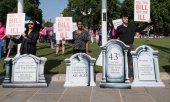 London on 13 June: protest for and against access to assisted dying. (© picture alliance/NurPhoto/WIktor Szymanowicz)