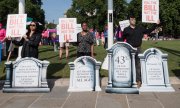 London am 13. Juni: Protest gegen und für die Erleichterung von Sterbehilfe. (© picture alliance/NurPhoto/WIktor Szymanowicz)