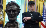 Musk hatte Trumps Wahlkampf mit über 250 Millionen US-Dollar unterstützt und nach dem Wahlsieg zunächst von den Kursgewinnen seiner Unternehmen profitiert. (© picture alliance / ASSOCIATED PRESS / Evan Vucci)