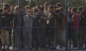 Girit'in güneyinde denizden kurtarılan göçmenler, Yunanistan'ın Lavrio limanında kayıt altına alınmayı beklerken. (© picture alliance / ASSOCIATED PRESS / Petros Giannakouris)