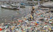 Around 460 million tonnes of plastic are produced worldwide every year - taking a toll on humans and the environment. (© picture alliance/NurPhoto/Suryanto Putramudji)
