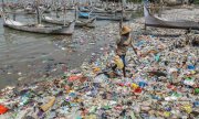 Around 460 million tonnes of plastic are produced worldwide every year - taking a toll on humans and the environment. (© picture alliance/NurPhoto/Suryanto Putramudji)