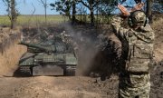 A Ukrainian soldier signals to a tank to stop in the Kherson region. (© picture alliance / Anadolu / Fermin Torrano)