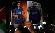 Акция протеста в Рамалле на Западном берегу реки Иордан: плакат с фотографиями журналистов Al Jazeera Анаса аль-Шарифа и Мохаммеда Крейке. (© picture alliance/Associated Press/Нассер Нассер)