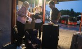 Транзит: украинская семья на вокзале города Пшемышль на востоке Польши.  (© picture alliance/Sipa USA/Sopa Images)