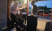 Polonya'nın doğusunda bulunan Przemyśl otobüs terminalinde yolculuk yapan Ukraynalı bir aile. (© picture alliance / Sipa USA / SOPA Images)