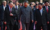 Xi zwischen Putin und Kim Jong-un. Zur Parade waren rund zwei Dutzend Staats- und Regierungschefs angereist, aus der EU allein der Slowake Robert Fico. (© picture alliance / Anadolu / Sergey Bobylev / RIA Novosti)