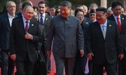 Putin ve Kim Jong-un'un arasında gözüken Şi: Geçit törenine yaklaşık iki düzine devlet ve hükümet başkanı katılırken, AB'den yalnızca Slovakya lideri Robert Fico vardı. (© picture alliance / Anadolu / Sergey Bobylev / RIA Novosti)