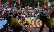 Пропалестинские протесты на велогонке La Vuelta, Мадрид, 14 сентября 2025 года. (© picture-alliance/Associated Press/Андреа Комас)
