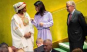 Die Präsidentin der UN-Generalversammlung Annalena Baerbock und Uno-Generalsekretär António Guterres im Gespräch mit Friedensaktivistin Maryam Bukar Hassan. (© picture alliance / ASSOCIATED PRESS / Angelina Katsanis)
