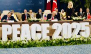 In einer feierlichen Zeremonie gaben die Vertreter der Vermittlerstaaten ihre Unterschrift zum Gaza-Friedensabkommen. (© picture alliance / Photoshot)