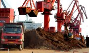 Verladung Seltener Erden im chinesischen Hafen Lianyungang. (© picture alliance / dpa / Wang Chun)