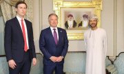 Für die USA verhandelten Steve Witkoff (Mitte) und Jared Kushner. Die Gespräche führte der omanische Außenminister Sayyid Badr bin Hamad Al Busaidi. (© picture alliance / Xinhua News Agency / Ministry of Information in Oman)