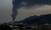 Smoke plumes from a fire at an oil facility in Fujairah, United Arab Emirates, believed to have been caused by falling debris from an Iranian drone. (© picture alliance / ASSOCIATED PRESS / Altaf Qadri)