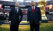 Gianni Infantino (left) and US President Donald Trump at the FIFA World Cup final on 19 July in New Jersey. (© picture alliance / ZUMAPRESS.com / Daniel Torok/White House)