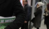 Three million copies instead of the usual 60,000. Nevertheless Charlie Hebdo was sold out early in the morning in many places in France. (© picture-alliance/dpa)