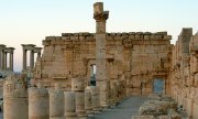 After the IS terrorists destroyed archaeological excavation sites in Iraq, the ancient Syrian oasis city of Palmyra is now under threat. (© picture-alliance/dpa)