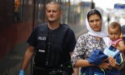 Eine afghanische Familie bei ihrer Ankunft am Bahnhof Rosenheim in Bayern. (© picture-alliance/dpa)