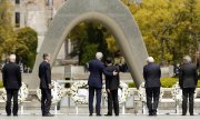 The G7 ministers in front of the cenotaph in Hiroshima. They made a declaration calling for a world free of nuclear weapons. (© picture-alliance/dpa)