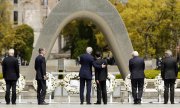 The G7 ministers in front of the cenotaph in Hiroshima. They made a declaration calling for a world free of nuclear weapons. (© picture-alliance/dpa)