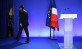 Der konservative Präsidentschaftskandidat Fillon verlässt die Bühne nach seiner Rede am Wahlabend. (© picture-alliance/dpa)