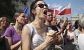 Demonstrators on 16 July 2017 in Warsaw. (© picture-alliance/dpa)