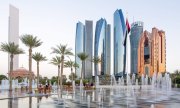 Skyline von Abu Dhabi. Die Vereinigten Arabischen Emirate stehen auf der schwarzen Liste. (© picture-alliance/dpa)