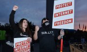 "İnternetin özgürlüğünü koruyun!" FCC binası önünde göstericiler. (© picture-alliance/dpa)