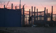 Von Ungarn betriebenes Flüchtlingslager im serbischen Grenzort Kelebija. (© picture-alliance/dpa)