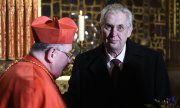 Zeman mit Kardinal Duka bei der Vereidigung. (© picture-alliance/dpa)