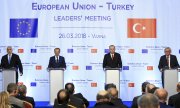 Boyko Borisov, Donald Tusk, Recep Tayyip Erdoğan and Jean-Claude Juncker at the EU-Turkey summit in Varna. (© picture-alliance/dpa)