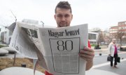 Ein Mann liest die letzte Ausgabe der Tageszeitung Magyar Nemzet. (© picture-alliance/dpa)