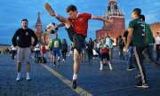 Russian football fans on the Red Square in Moscow. (© picture-alliance/dpa)