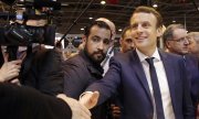 Президент Макрон в сопровождении своего телохранителя Александра Беналла, март 2017-го года. (© picture-alliance/dpa)