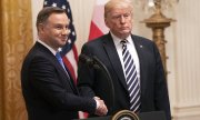 Polonya Cumhurbaşkanı Duda (solda) Trump'ı ziyareti sırasında. (© picture-alliance/dpa)