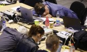 Journalisten harren auf dem EU-Sondergipfel aus. (© picture-alliance/dpa)